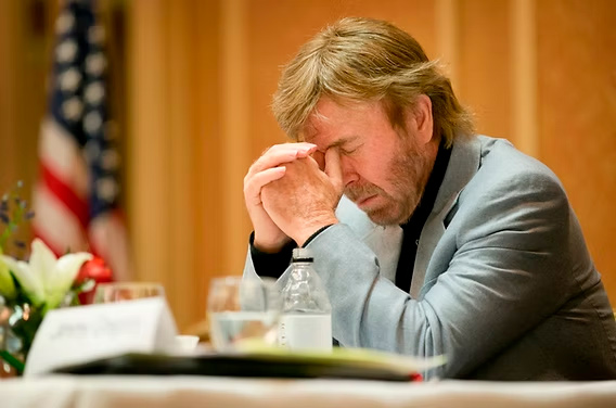 Morre Chuck Norris: “invencível” nos filmes, ele encontrou em Deus sua maior força